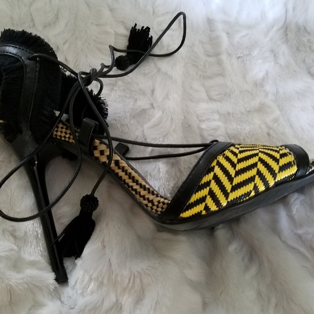 COPY - Zara Trafaluc Yellow/Black tribal Stilleto…